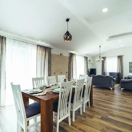 Luxury Borak إيموتسكي